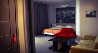 Гостиница Гуру Хабаровск Номер-студио с кроватью размера "king-size" и балконом-6